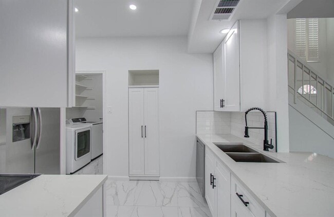 Building Photo - 5867 Sugar Hill Dr