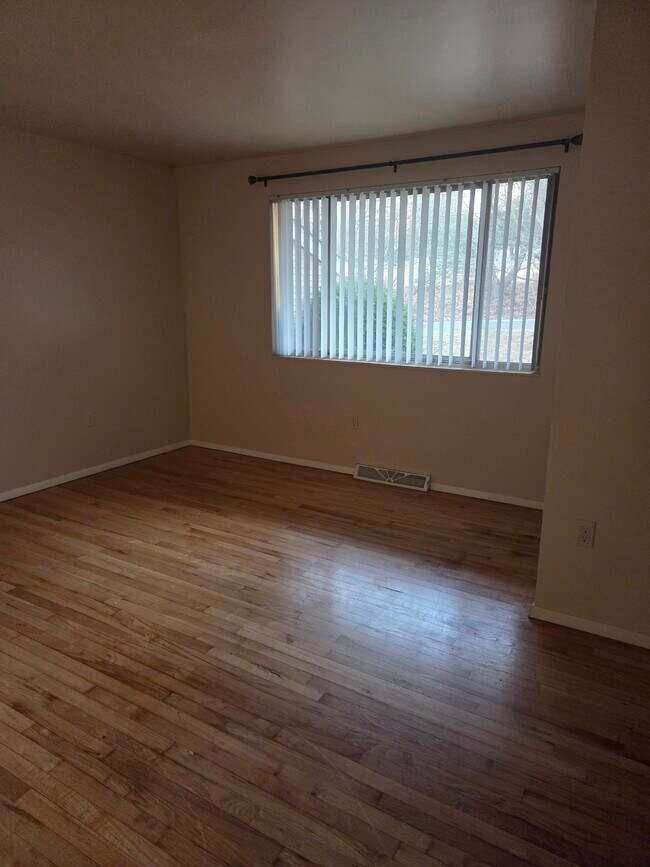 Building Photo - 524 Mercer Rd