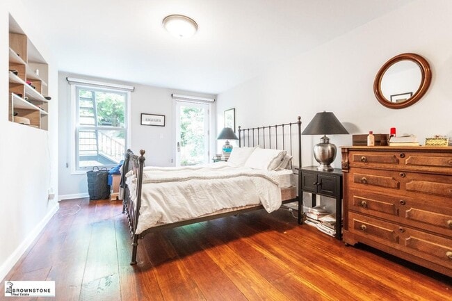 Building Photo - 471 Henry St