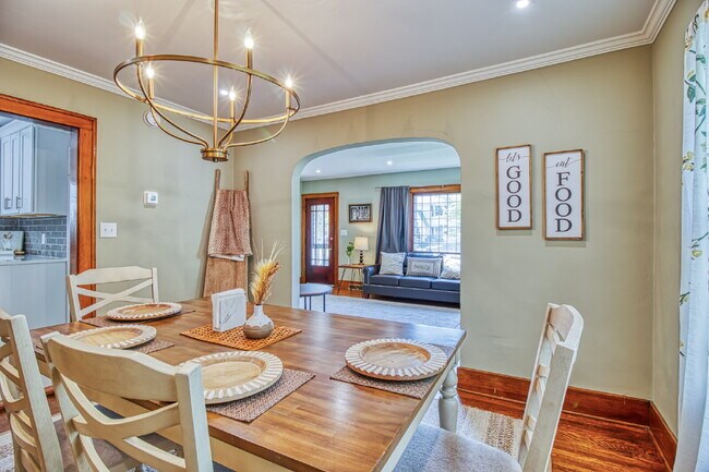 Building Photo - Furnished 4-Bedroom Single-Family Home in Kenmore