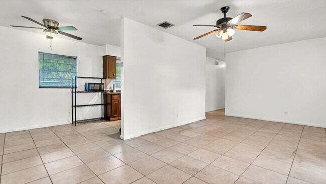 Building Photo - Renovated 3-Bed Furnished Home with Large ...