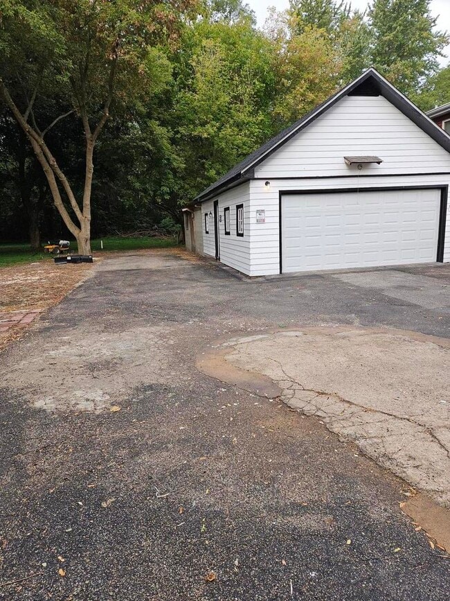 Building Photo - 317 Country Club Dr