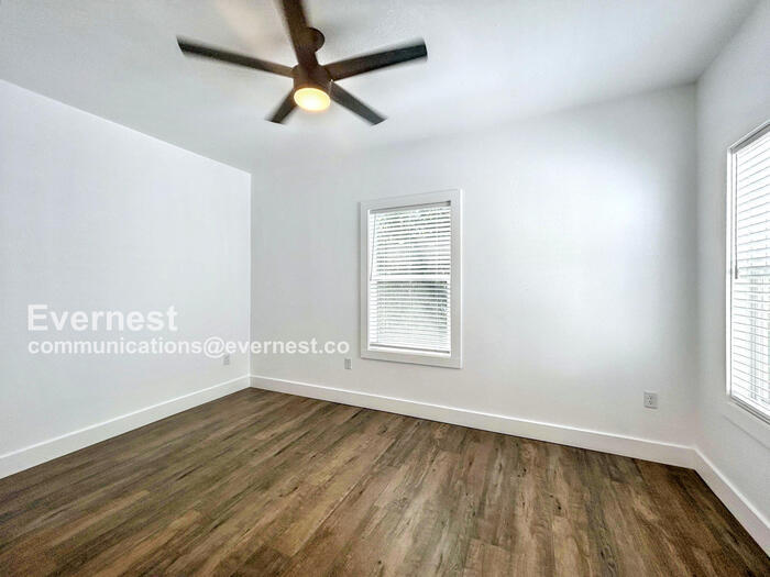 Building Photo - 1804 E Crockett St