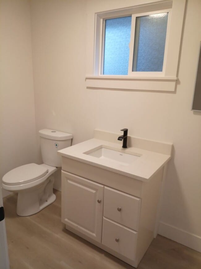 Building Photo - Renovated single family home in Lincoln City!