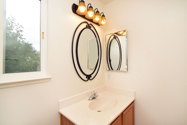 Building Photo - Caughlin Ranch Beauty Clean and Comfortabl...