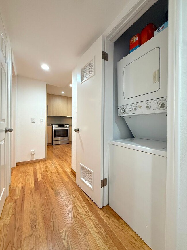 Building Photo - Modern 2-Bed, 2-Bath Residence in Prime West Hollywood