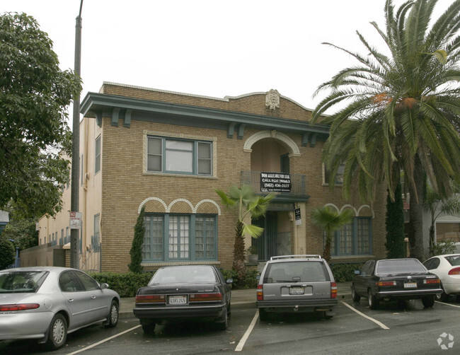 Building Photo - Avondale Arms