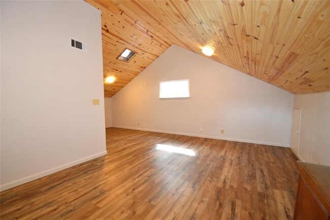 Building Photo - 8833 Tallwood Dr