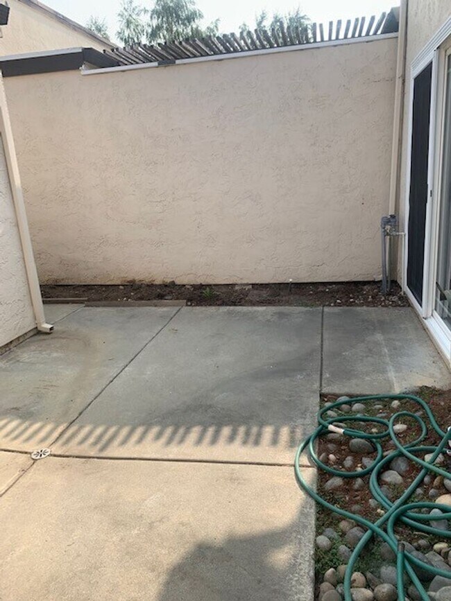 Building Photo - Great 3 Bedroom Townhouse!