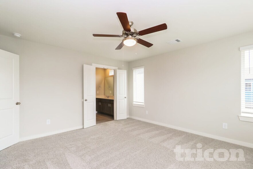 Building Photo - 9835 Willow Creek Commerce Dr