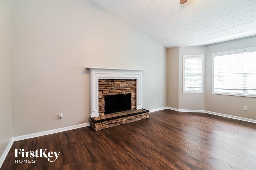 Building Photo - 358 Farm Brook Ln