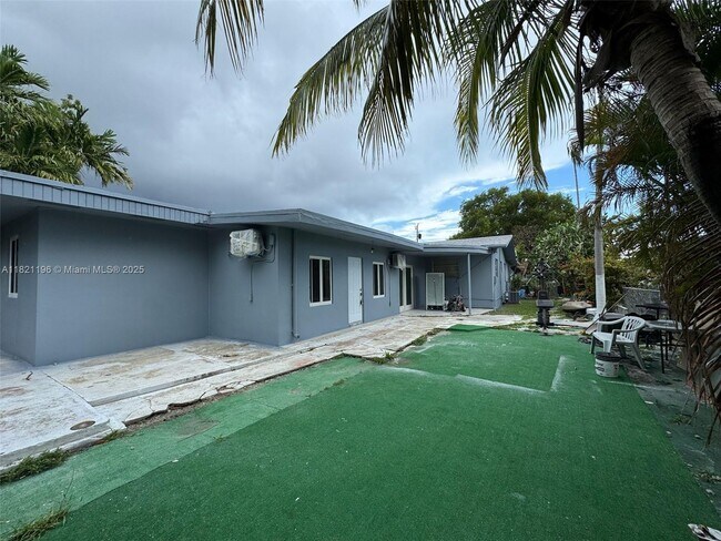 Building Photo - 3171 SW 26th St