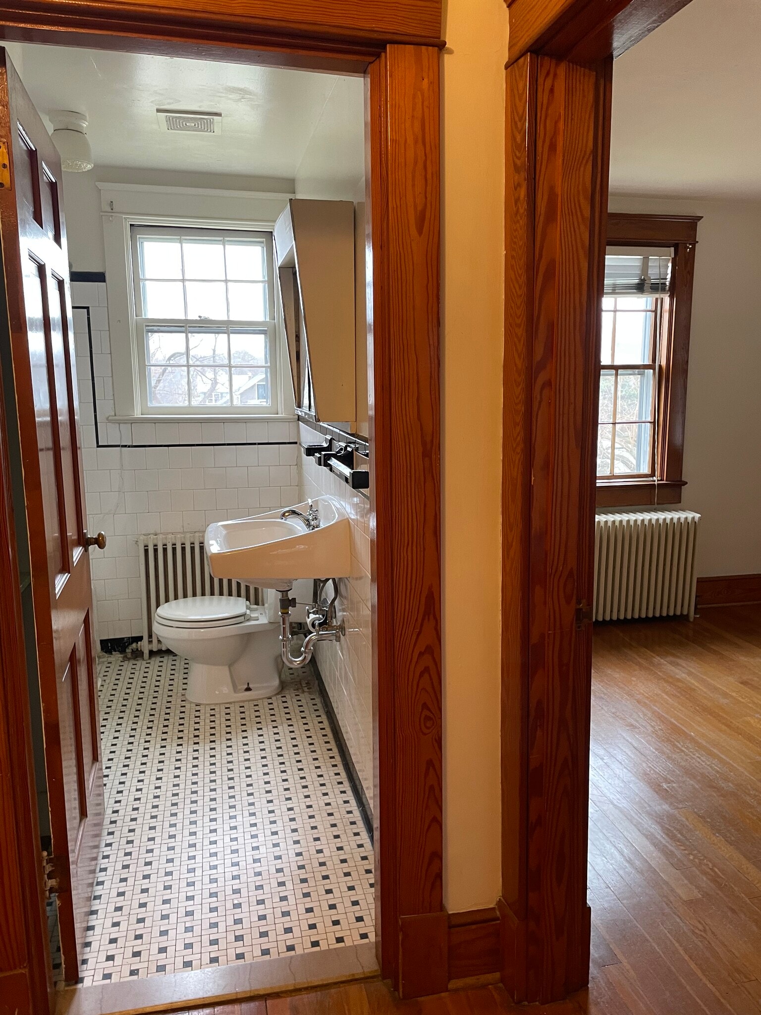 Bath - 1405 Winchester St