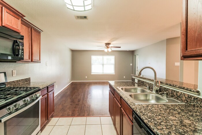 Building Photo - 2107 Golden Topaz Dr
