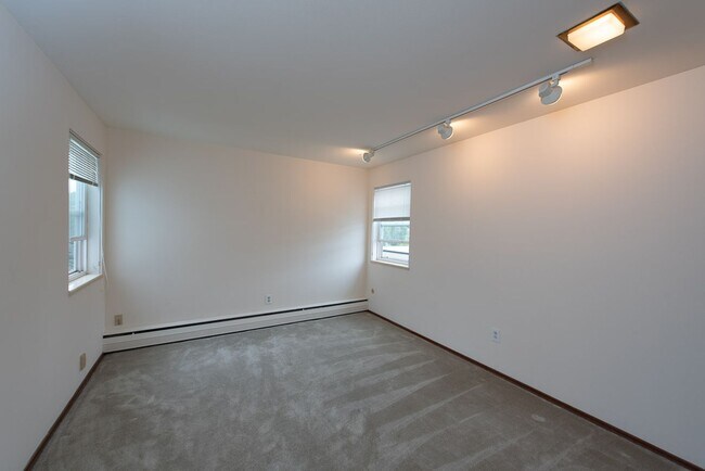 Building Photo - 2023