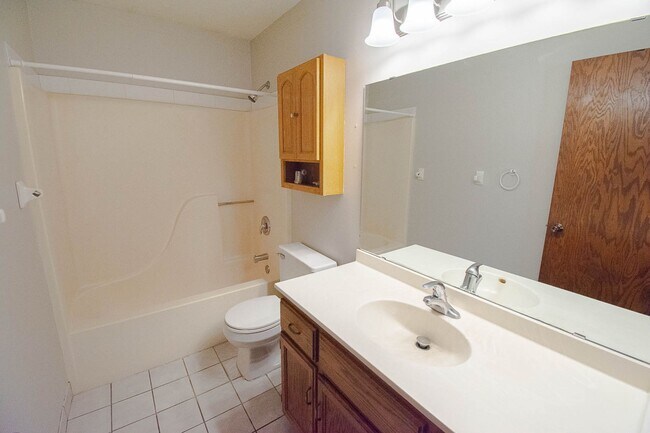 Building Photo - NW Rochester Split-Level with Vaulted Ceilings & Detached 2-Car Garage
