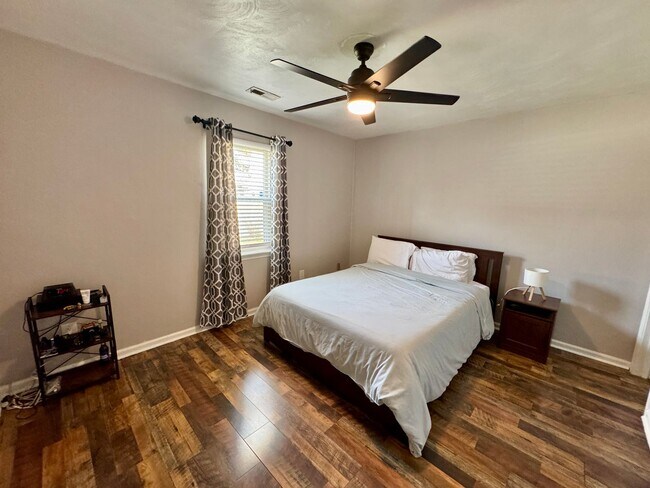 Building Photo - 3 bed/2 bath home on large corner lot