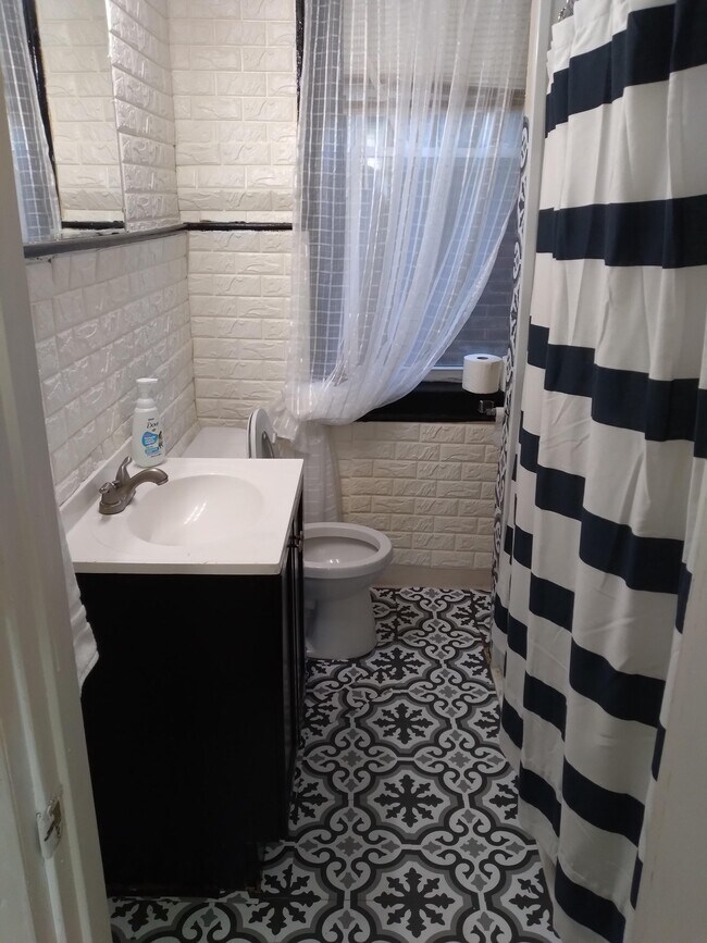 Building Photo - 2120 Columbia Ave