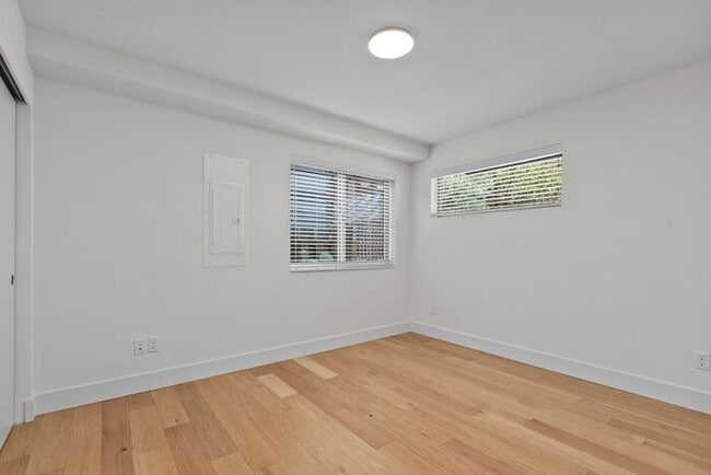 Building Photo - Stunning Ultra-Modern Central District Townhome w/ Air Conditioning