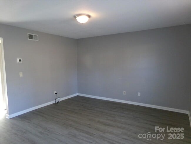 Building Photo - 1351 N 6th St