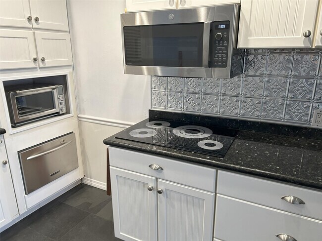 Building Photo - 815 Middle River Dr