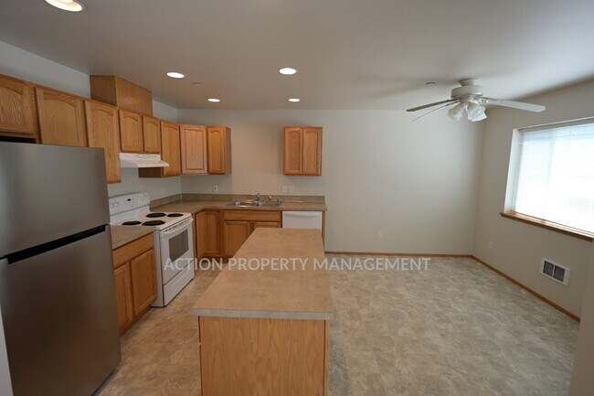 Building Photo - 2 bed 1 bath, bottom floor apartment in Port Angeles, close to Peninsula College and the Olympic ...