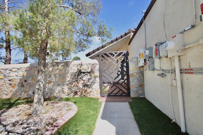 Building Photo - 901 Tepic Dr