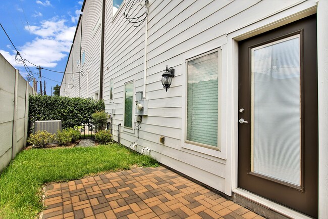 Building Photo - 1221 Bonner St