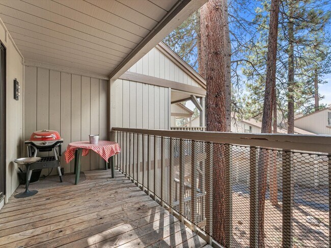 Building Photo - LONG-TERM RENTAL: Updated Townhome in Prime Location! 2 Bedrooms & Loft, Fully Furnished!