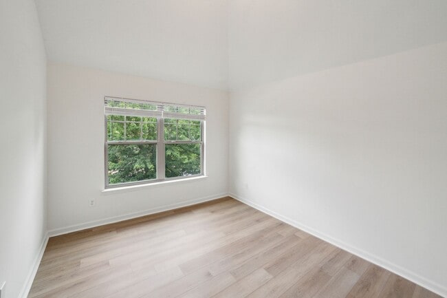 Building Photo - 5 Bed 3 Bath in Jonesboro!