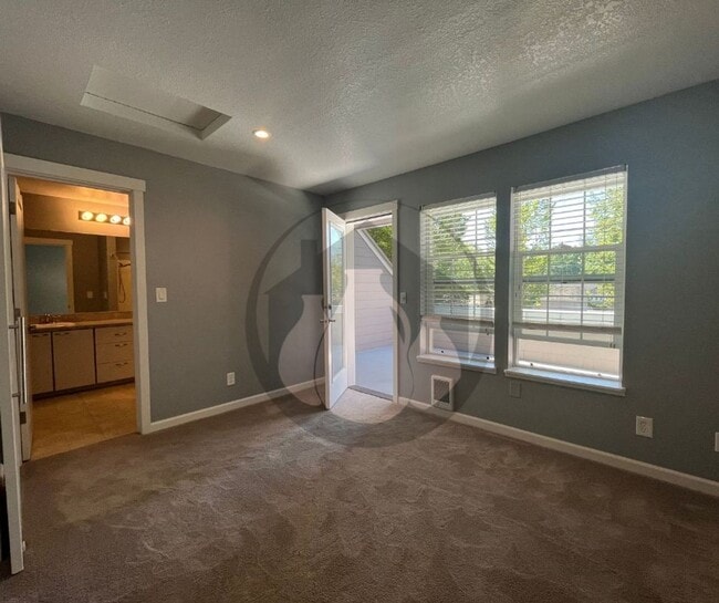 Building Photo - Charbonneau Area-  Spacious upstairs unit
