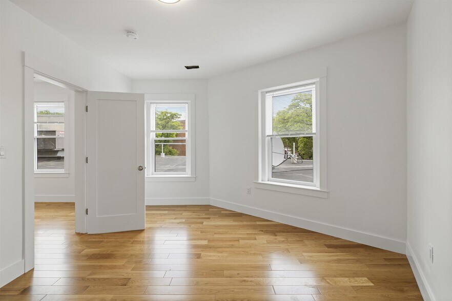 Building Photo - 1010 Cambridge St