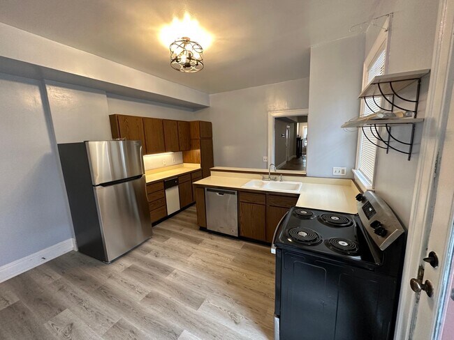 Building Photo - 798 Clinton Springs Ave