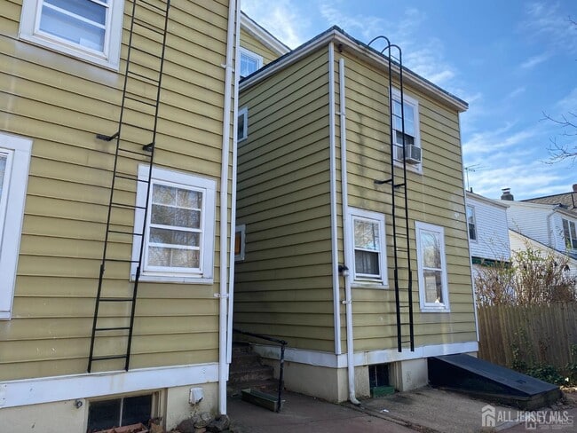 Building Photo - 235 Montgomery St