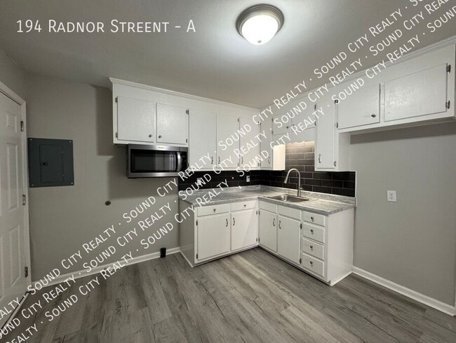 Building Photo - Renovated 2 bed/1 bath AVAILABLE NOW!! Pet...