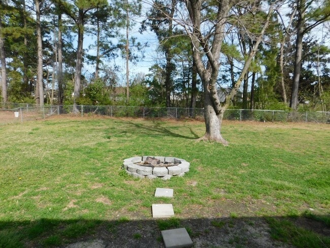 Building Photo - Quaint Family Home