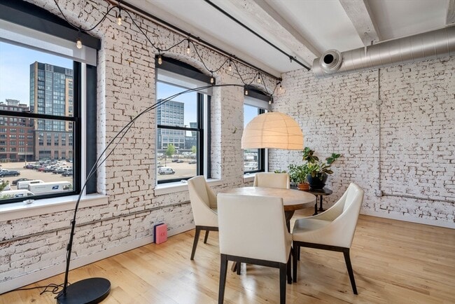Building Photo - 21 Wormwood St