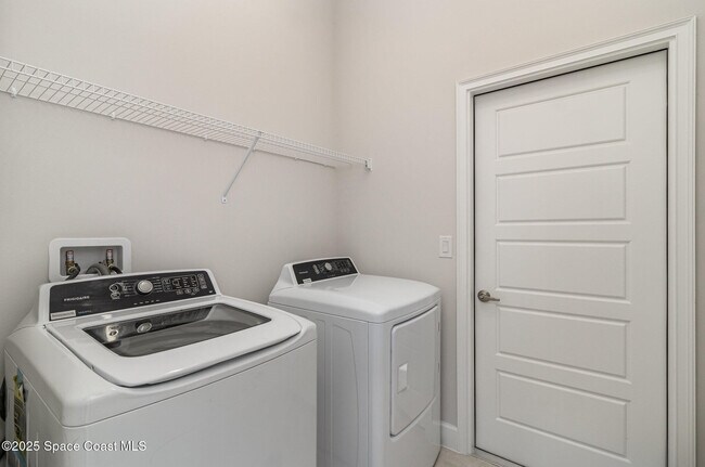 Building Photo - 2482 Carrick St