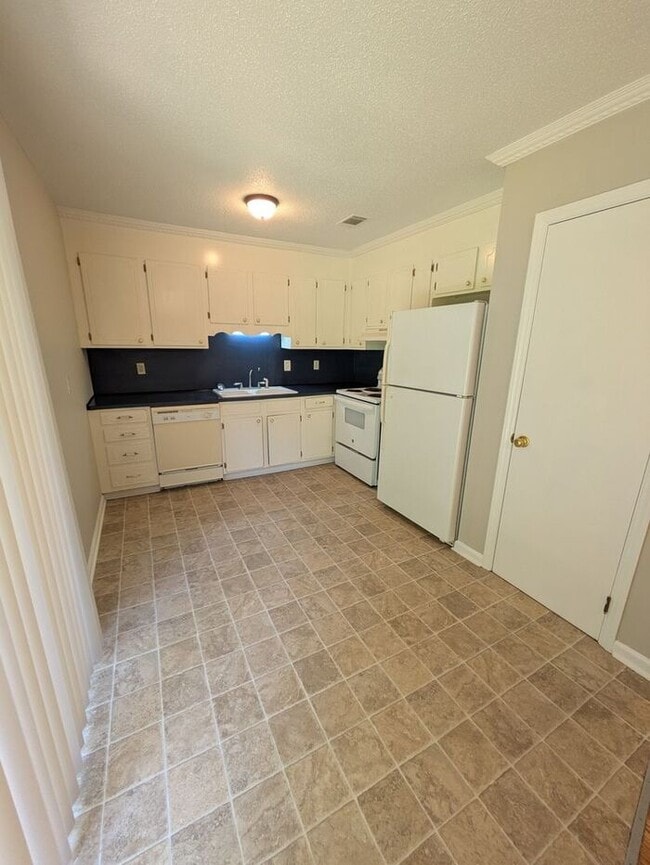 Building Photo - 3BD/2BA Single Family Home w/ Garage in Hickory