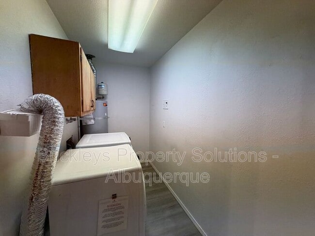 Building Photo - 337 Glorieta St NE