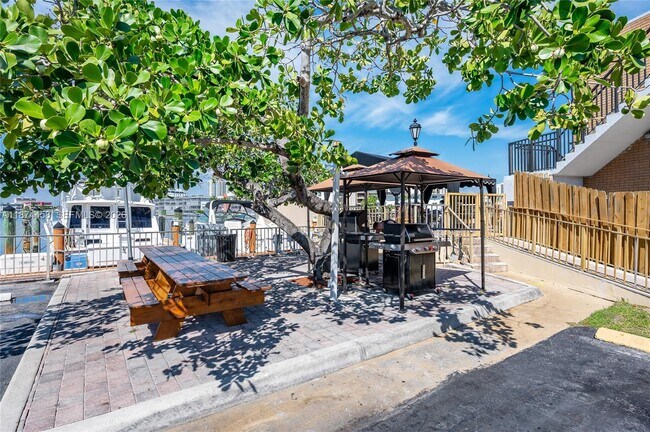 Building Photo - 100 Golden Isles Dr