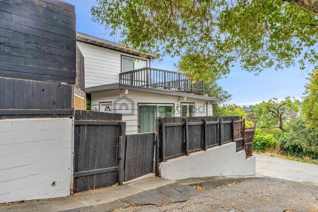 Building Photo - 551 Hichborn St