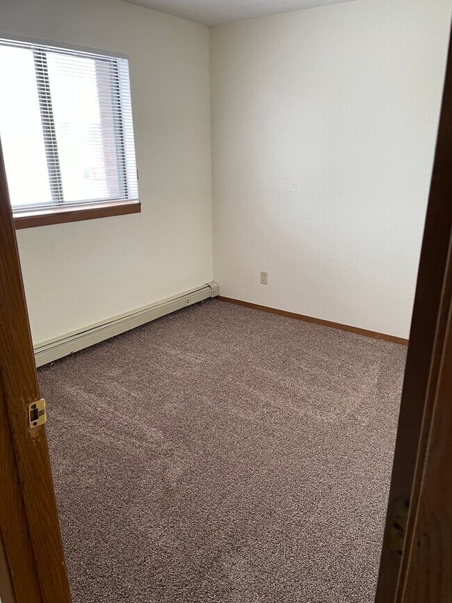 Building Photo - Four Bedroom Apartment