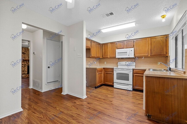 Building Photo - 800 Bluebonnet Dr