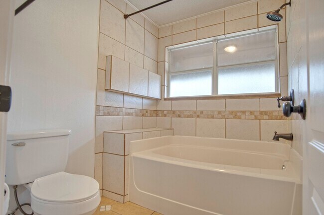 Building Photo - Beautiful 2-Bedroom, 2-Bath Duplex Near Ho...