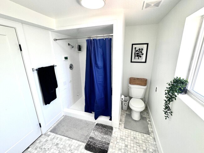Building Photo - 2701 Sky View Dr