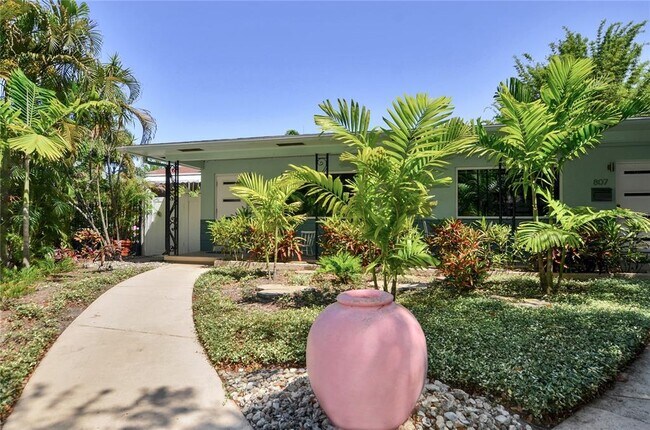 Building Photo - 811 26th Ave N