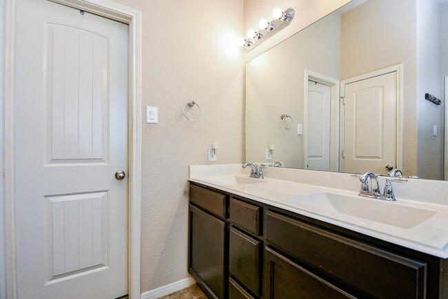 Master Bath - 3431 Arrowhead Bay Ln