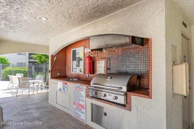 Building Photo - 1089 Country Club Dr