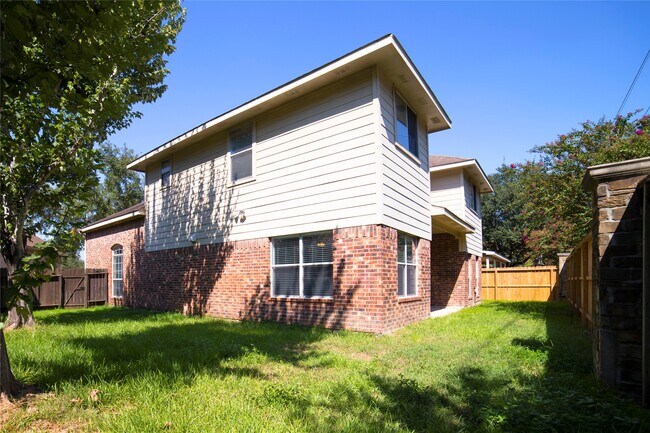 Building Photo - 10035 Magnolia Way